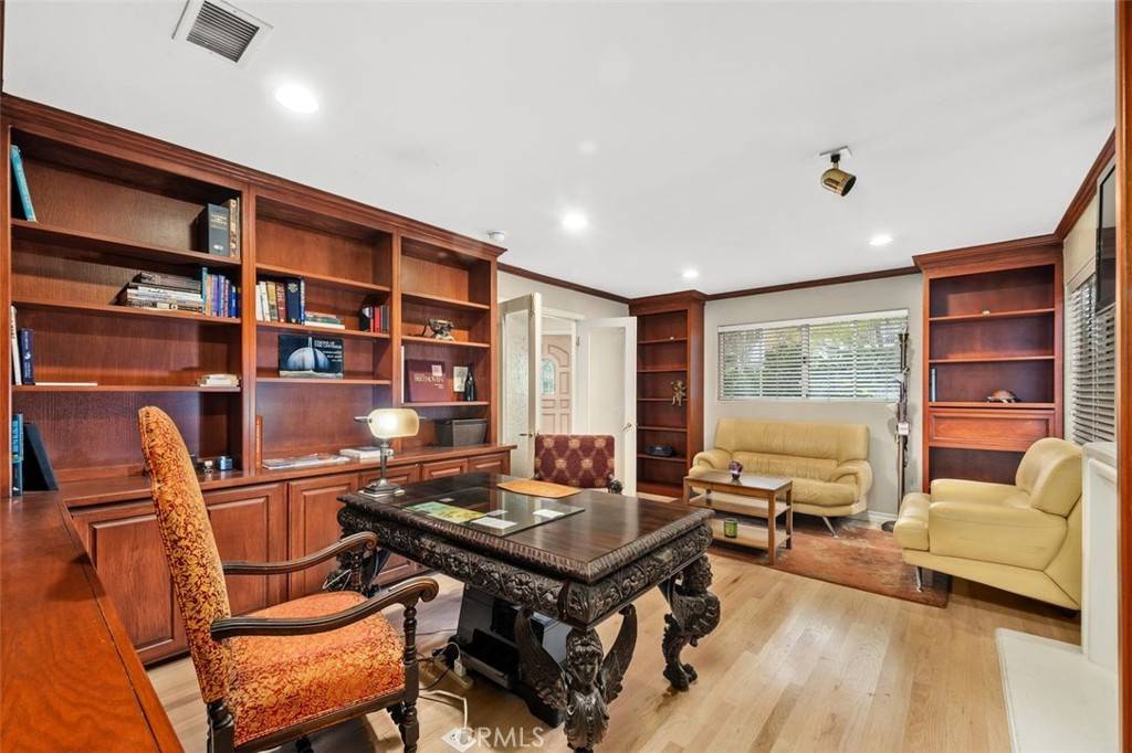 Toluca Lake, CA 91602,4406 Moorpark WAY