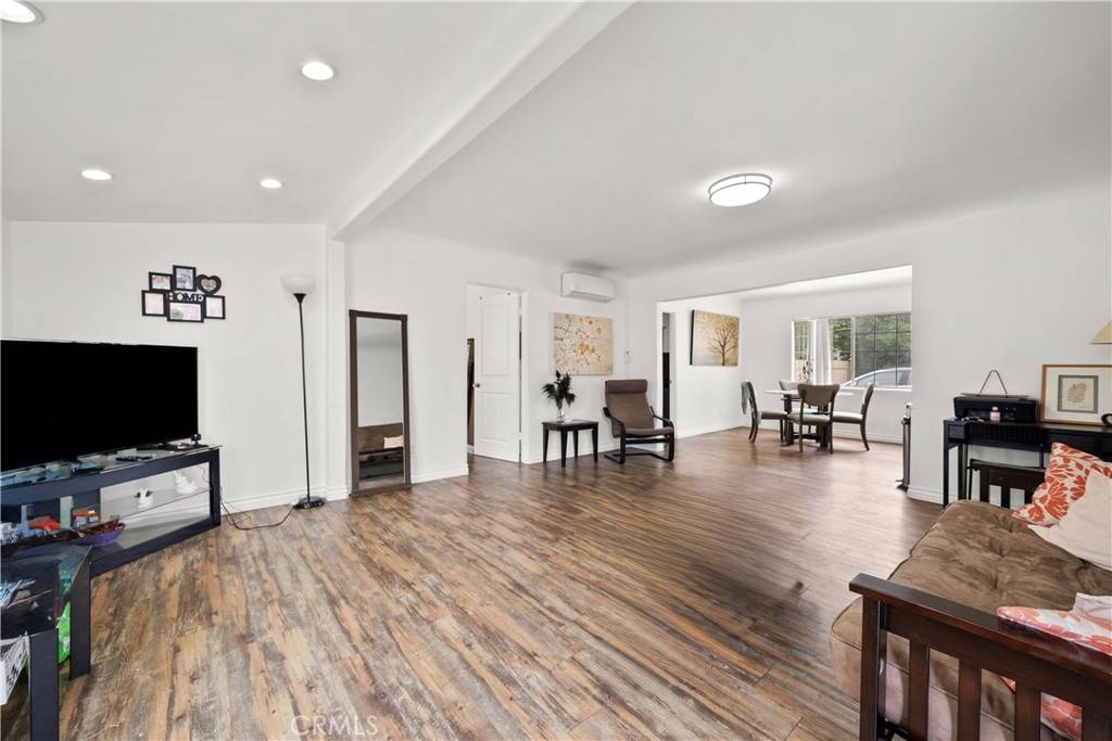 Newhall, CA 91321,24812 Walnut ST