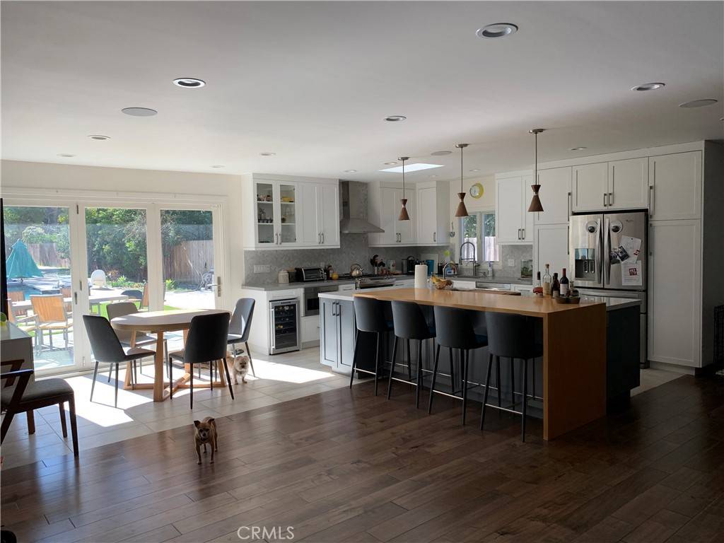 Woodland Hills, CA 91367,23400 Collins ST