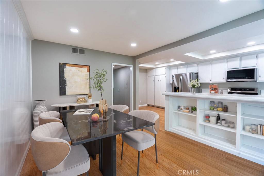 Sherman Oaks, CA 91423,4321 Matilija AVE #14