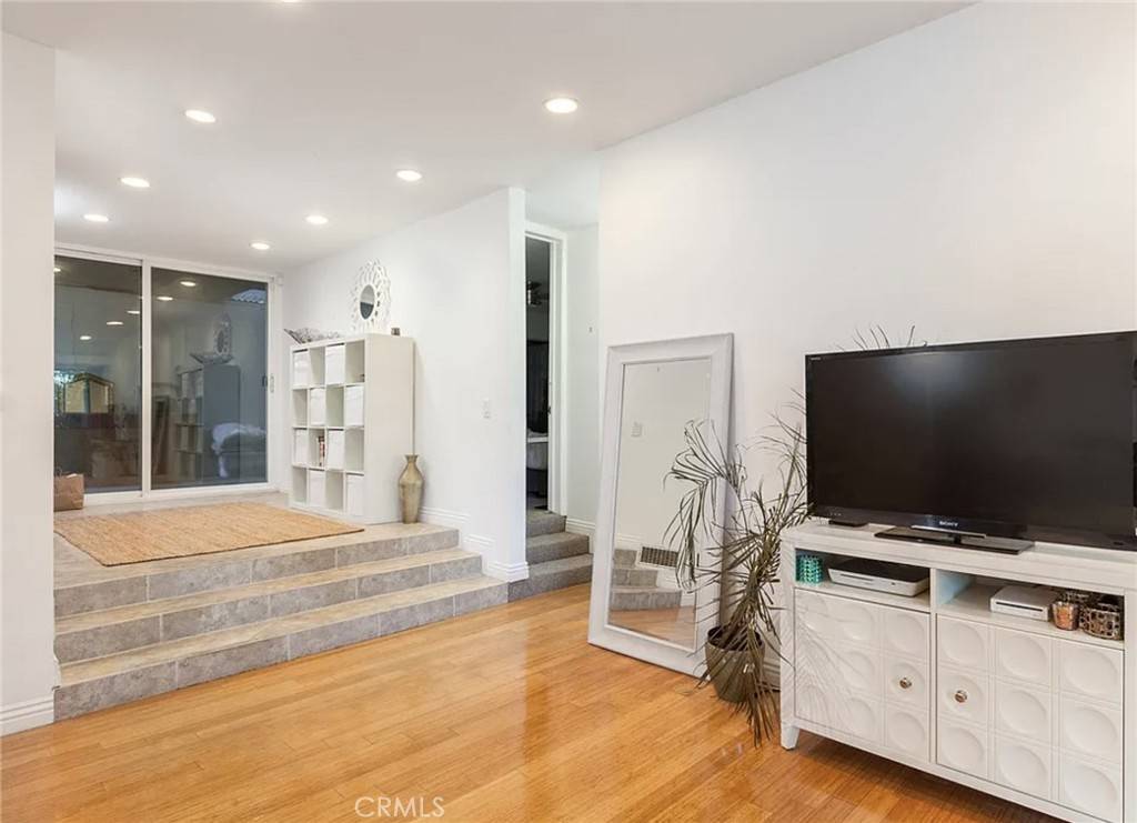 Los Angeles, CA 90068,3625 Fredonia DR #4