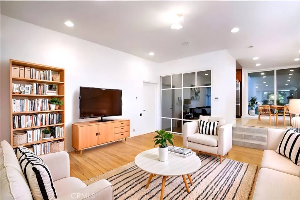 Los Angeles, CA 90068,3625 Fredonia DR #4
