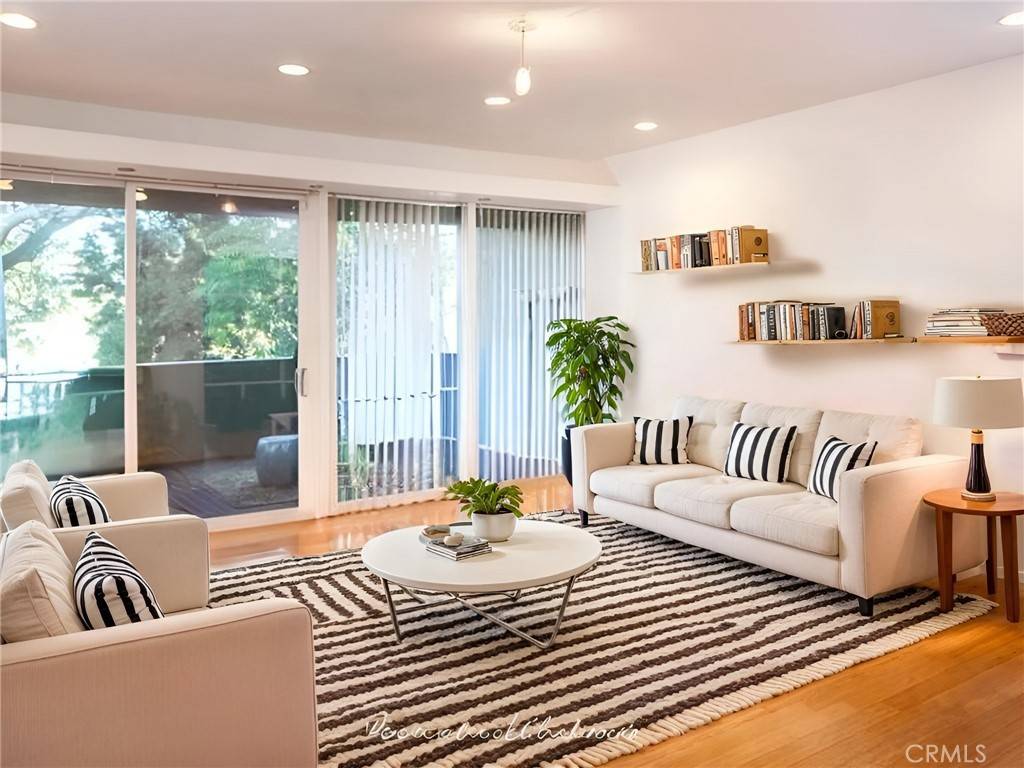 Los Angeles, CA 90068,3625 Fredonia DR #4