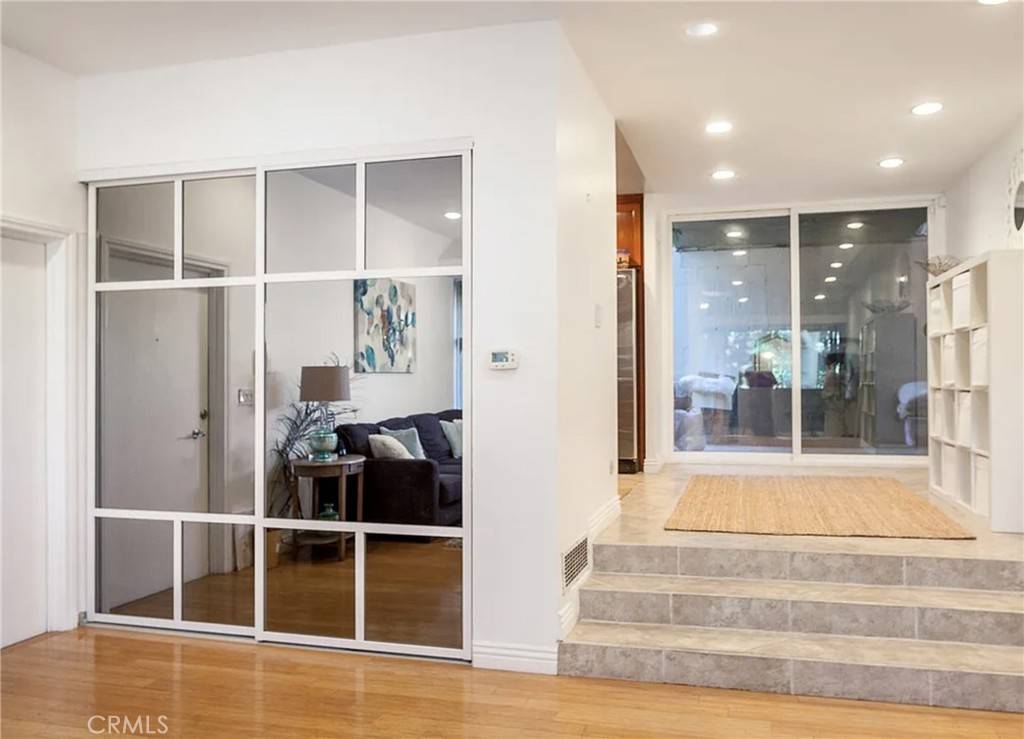 Los Angeles, CA 90068,3625 Fredonia DR #4