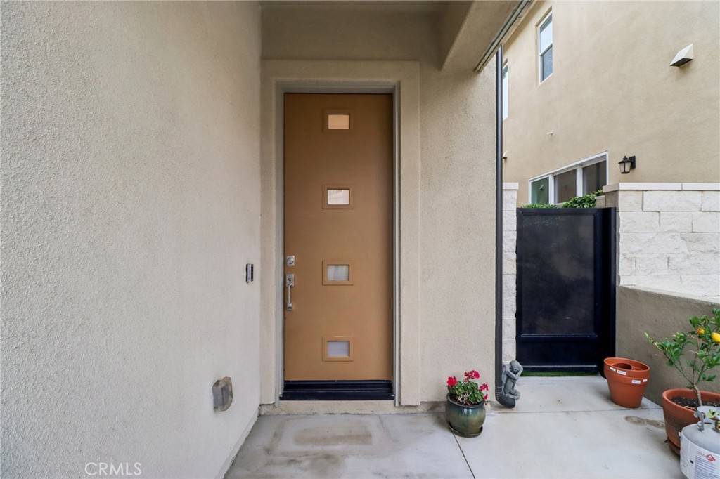 Valencia, CA 91381,27230 Red Willow CT
