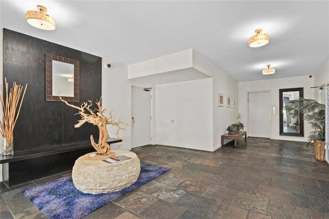 Los Angeles, CA 90028,1351 N Orange DR #210