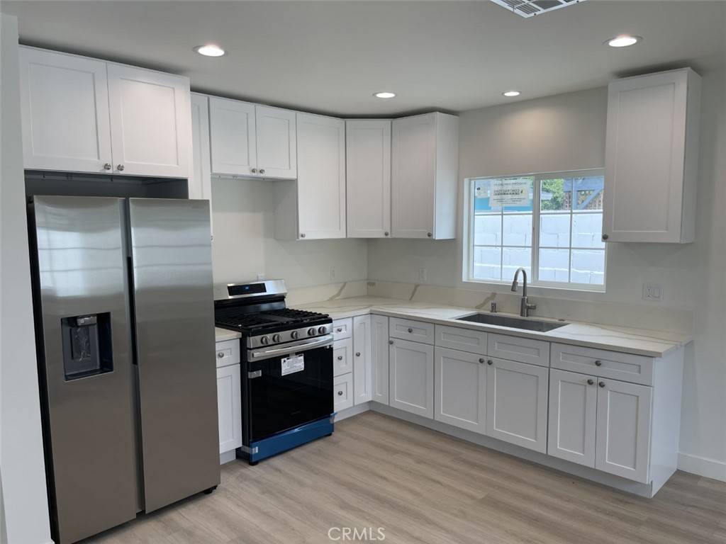Panorama City, CA 91402,8142 Redbush LN