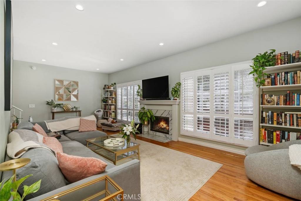Toluca Lake, CA 91602,4444 Moorpark WAY #202