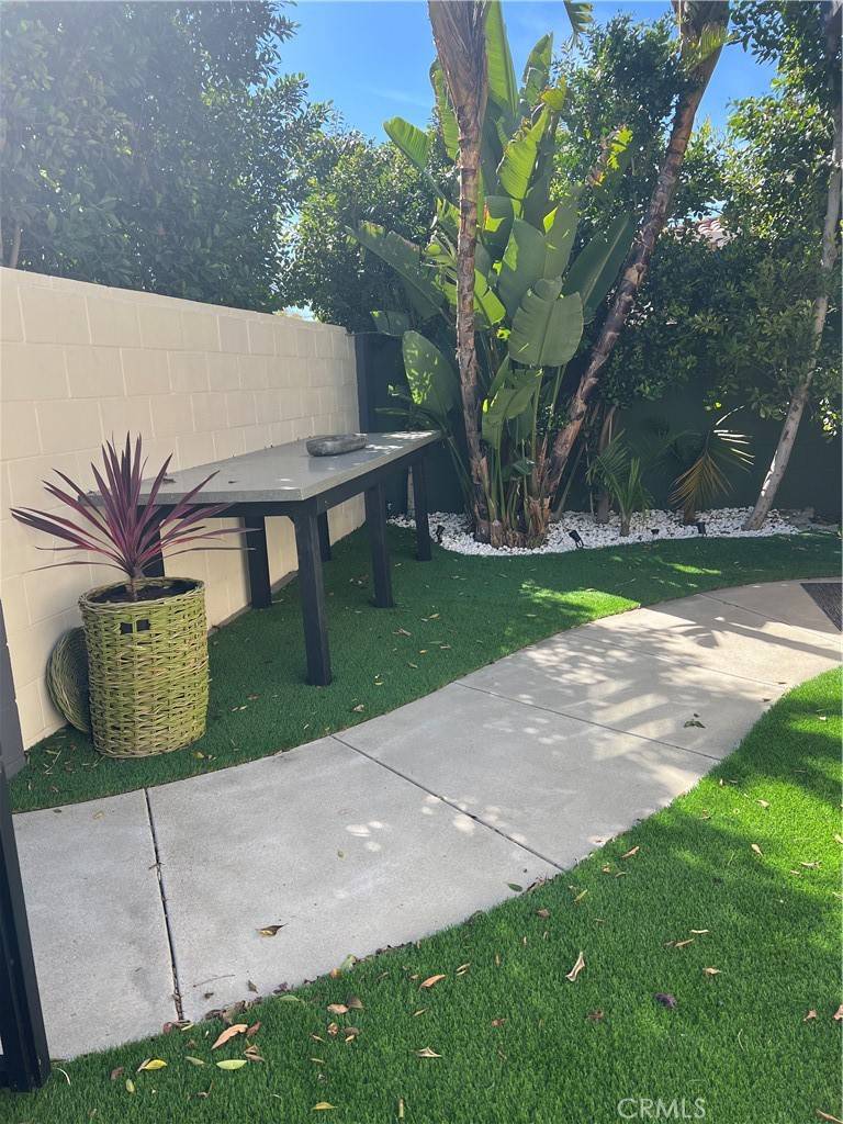 Tarzana, CA 91356,19253 Redwing