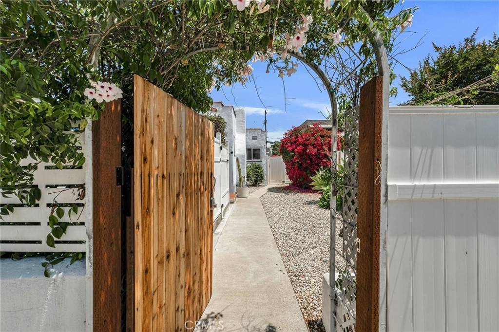 North Hollywood, CA 91601,5516 Willowcrest AVE