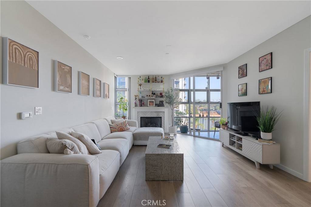 Los Angeles, CA 90049,171 N Church LN #306