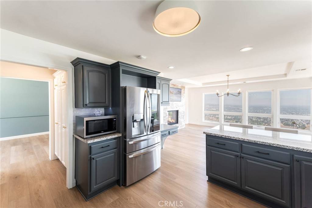 1112 Mesa DR Simi Valley, CA 93063
