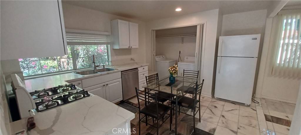 Woodland Hills, CA 91367,23007 Burbank BLVD