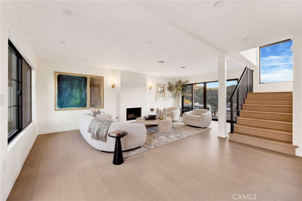 Woodland Hills, CA 91364,4335 Chaumont RD