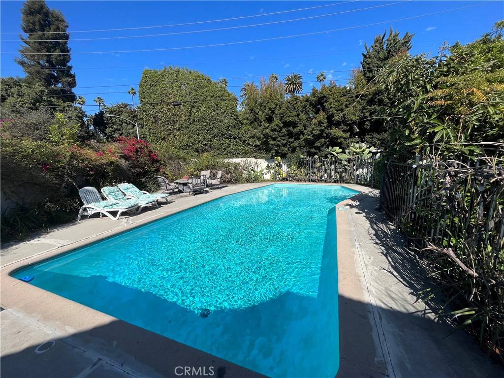 Beverly Hills, CA 90210,624 N Roxbury DR