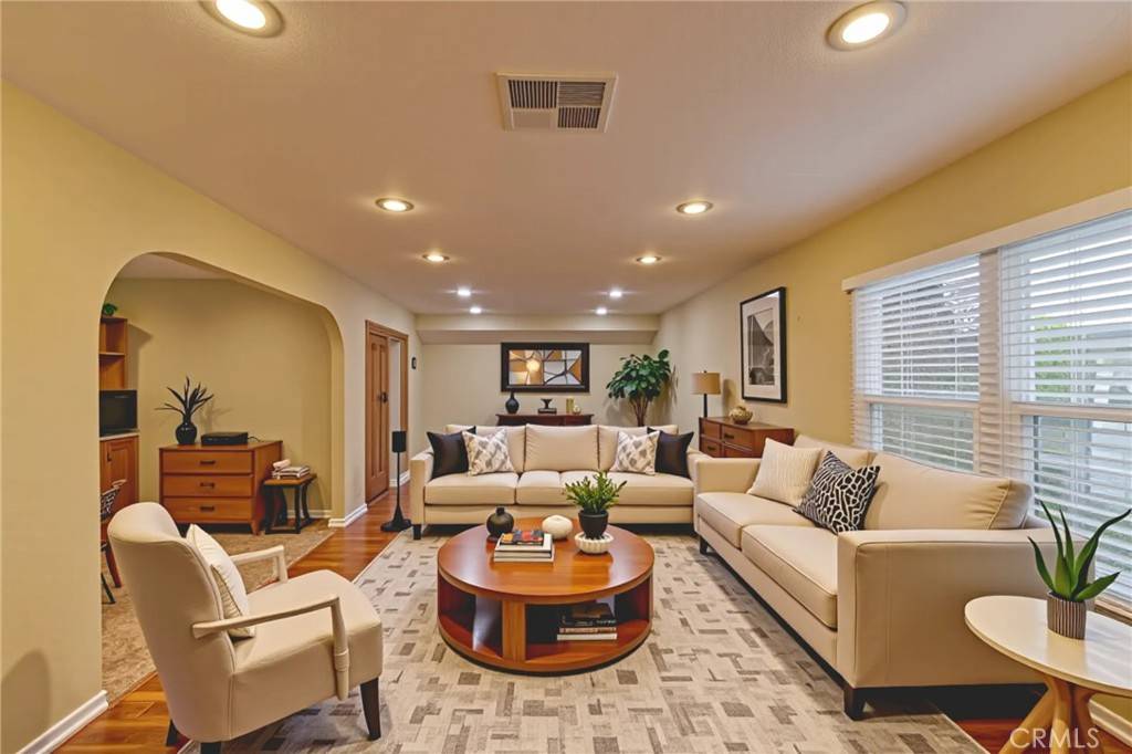Mission Hills (san Fernando), CA 91345,10049 Langdon