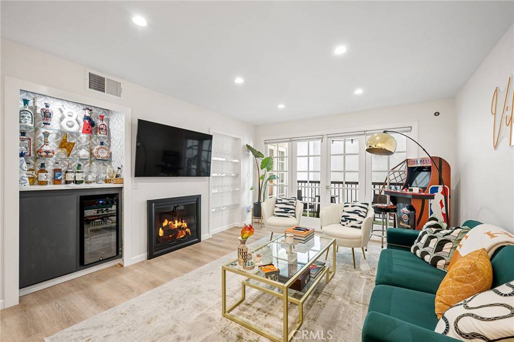 West Hollywood, CA 90069,906 N Doheny DR #318