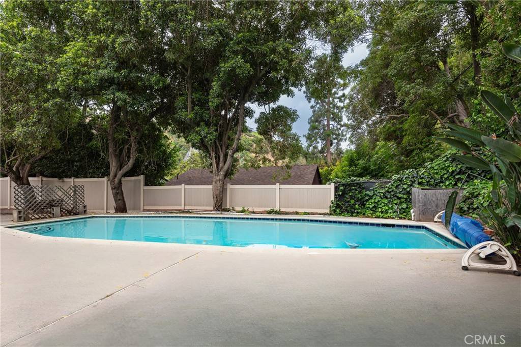 Los Angeles, CA 90077,1731 Roscomare RD