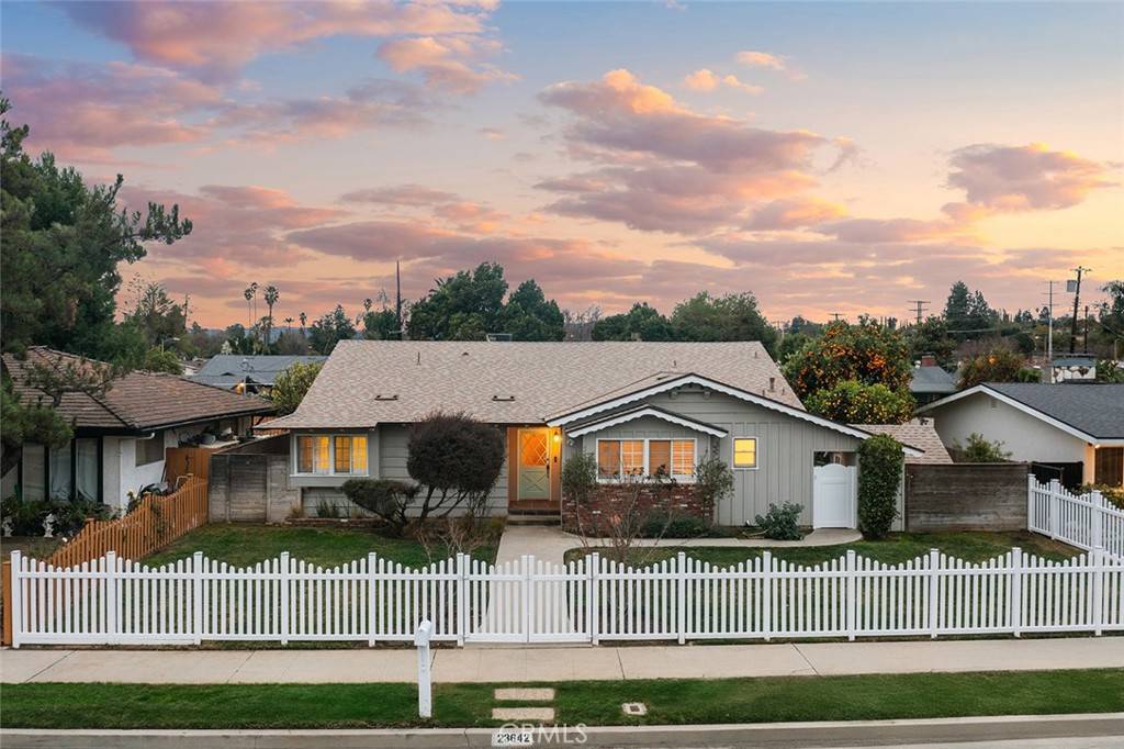 Woodland Hills, CA 91367,23642 Oxnard ST