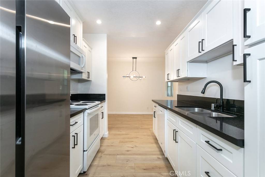 Tarzana, CA 91356,18307 Burbank BLVD #24