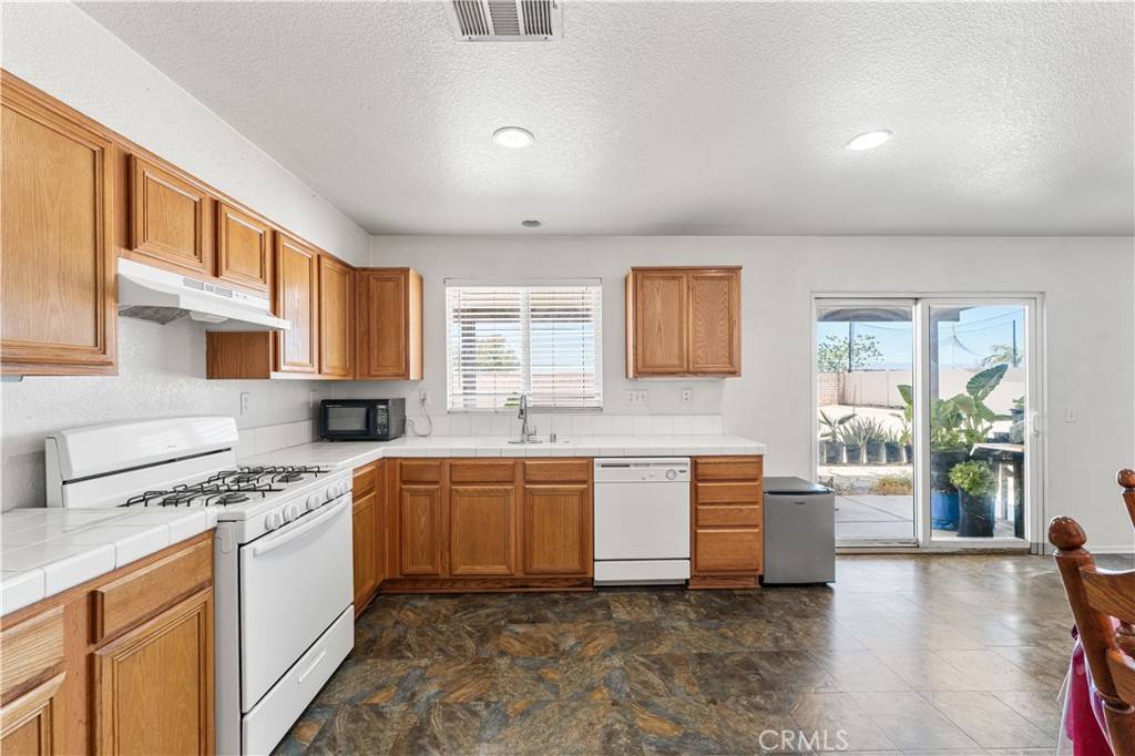 Victorville, CA 92394,16029 White Mountain PL