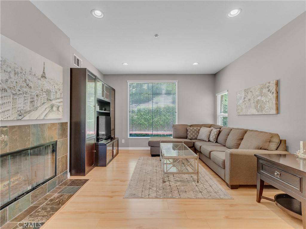 Woodland Hills, CA 91367,5637 Como CIR