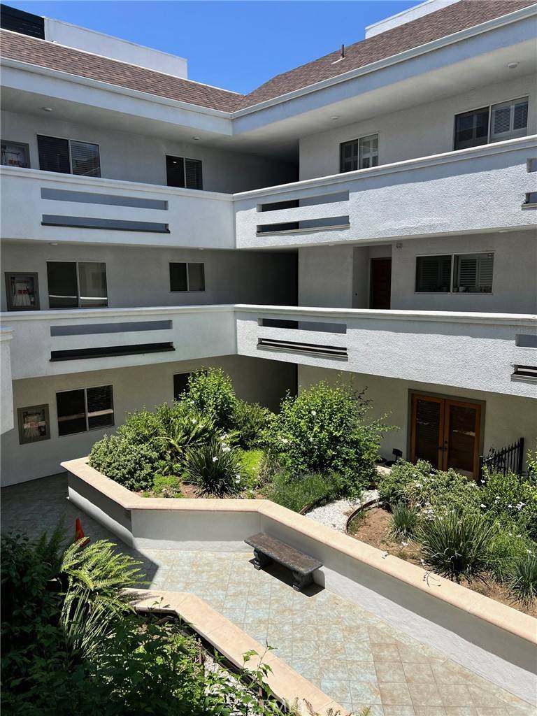 Sherman Oaks, CA 91403,4415 Saugus AVE #201