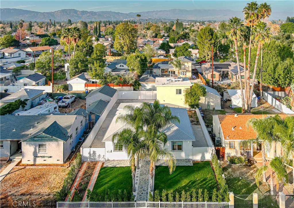 Woodland Hills, CA 91303,22133 Victory BLVD