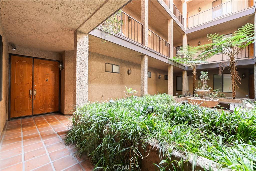 Sherman Oaks, CA 91403,14572 Dickens ST #103