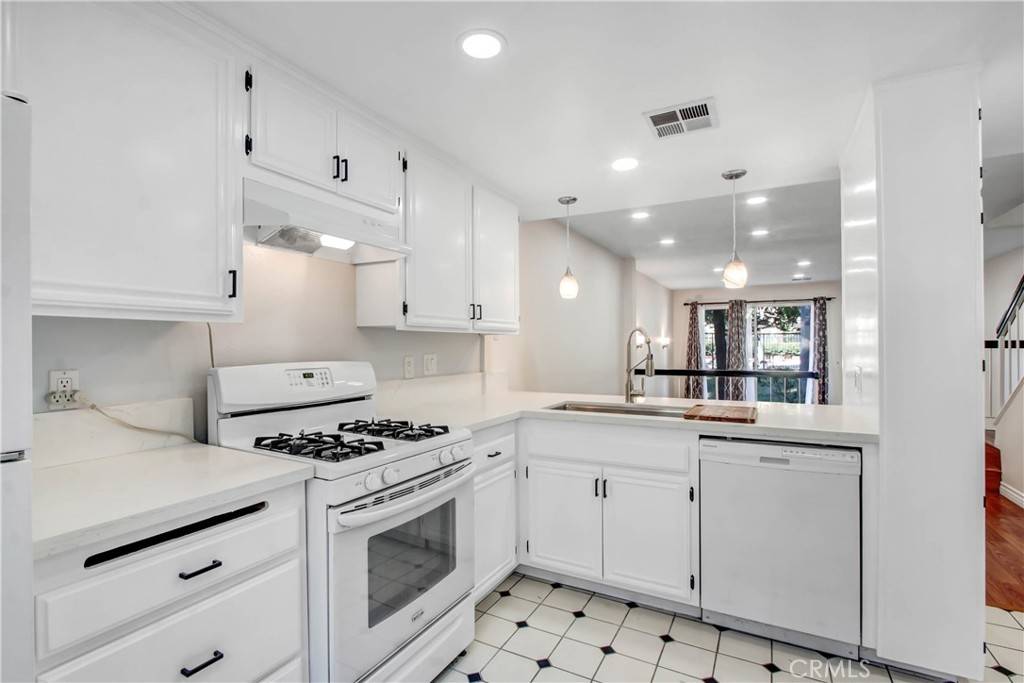 Calabasas, CA 91302,5606 Las Virgenes Road #62