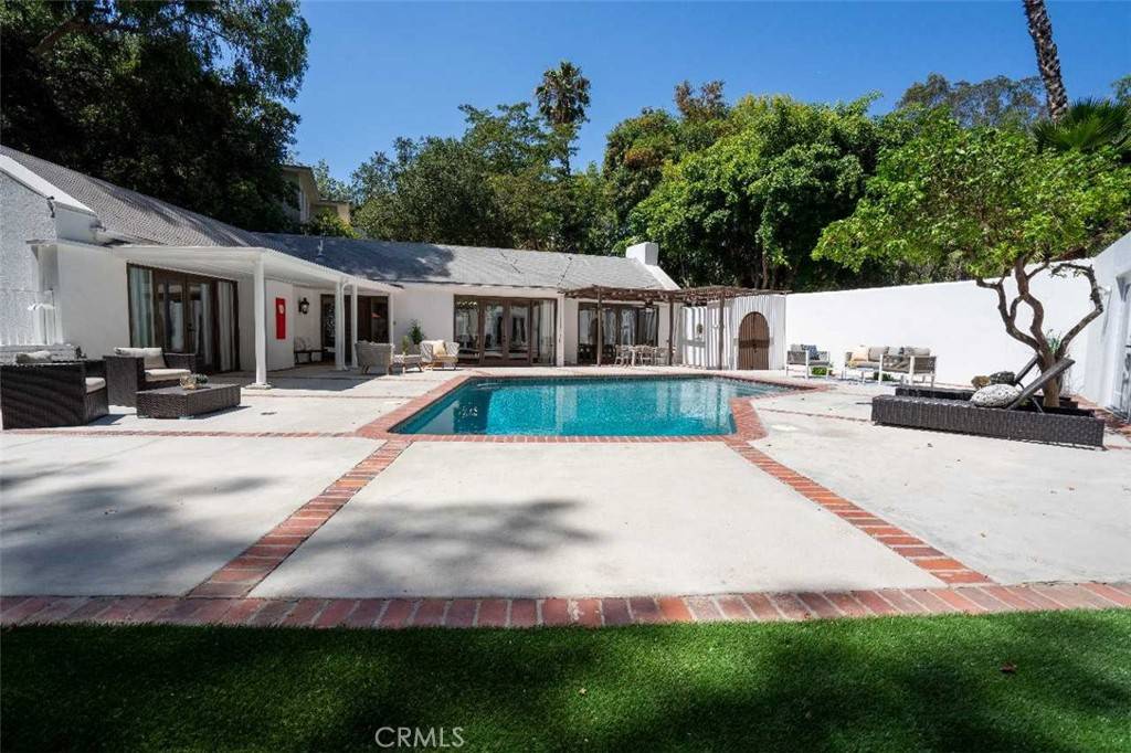 Studio City, CA 91604,3183 N Laurel Canyon Blvd