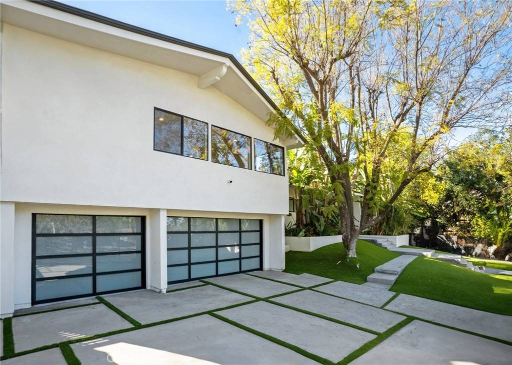 Woodland Hills, CA 91364,5265 Del Moreno DR