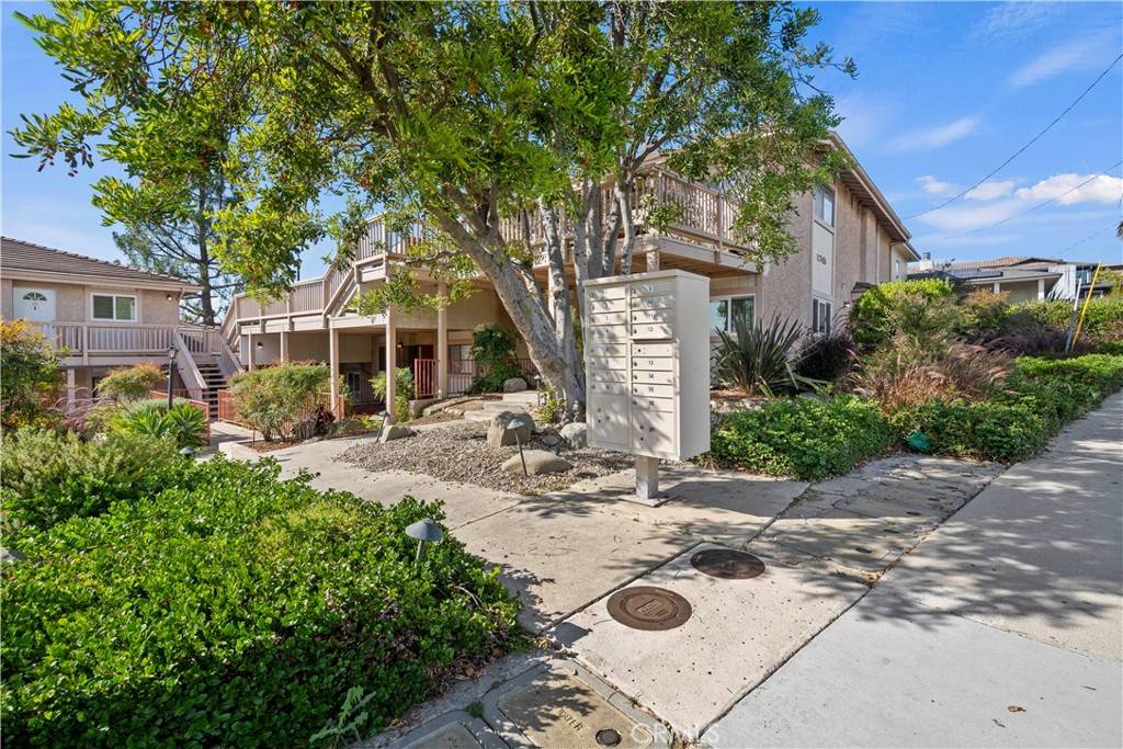 Thousand Oaks, CA 91362,1745 Los Feliz DR #2