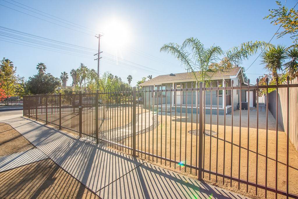 Canoga Park, CA 91303,21511 Bassett ST