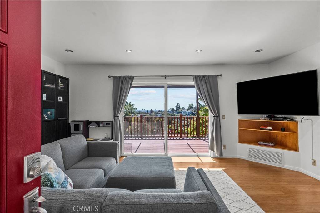 Los Angeles, CA 90065,637 Sunnyhill DR