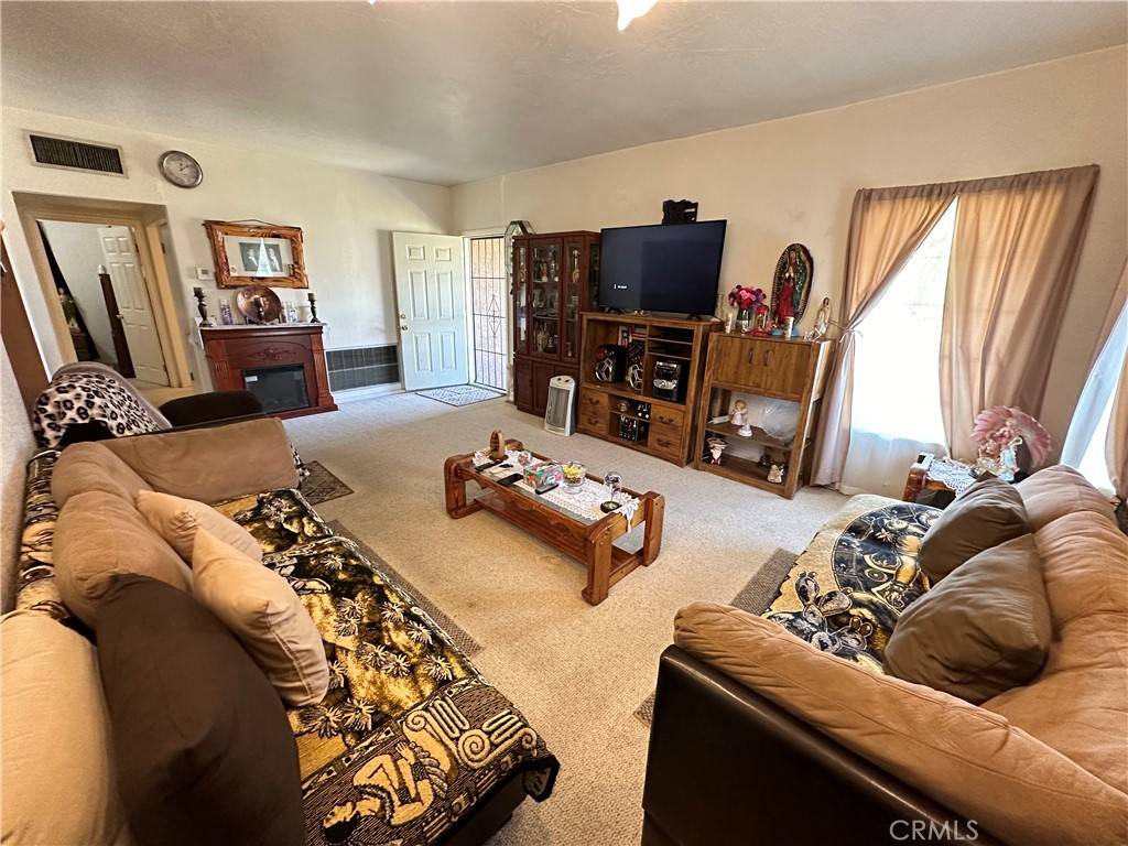 Blythe, CA 92225,586 N 6th ST