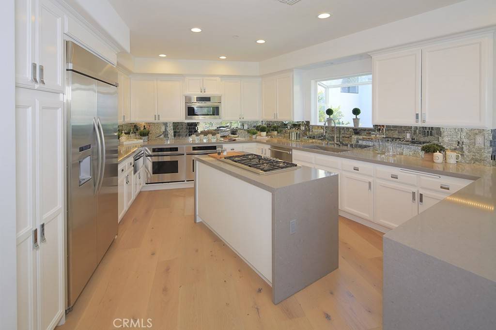 Los Angeles, CA 90069,1664 Sunset Plaza DR