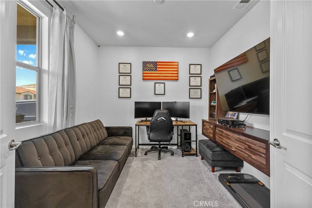 Jurupa Valley, CA 92509,2694 Kings Canyon DR