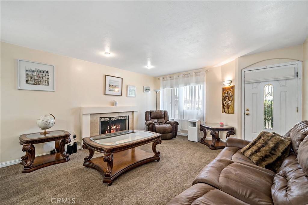 Hemet, CA 92543,305 King CT