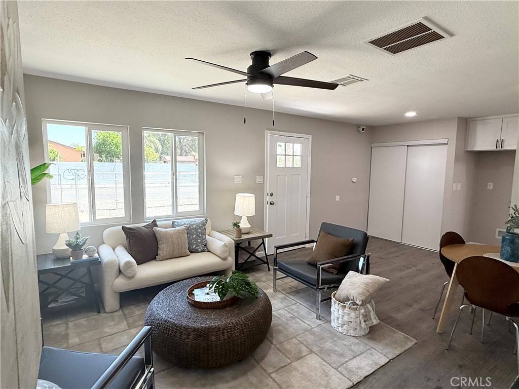 Fontana, CA 92335,9196 Redwood AVE