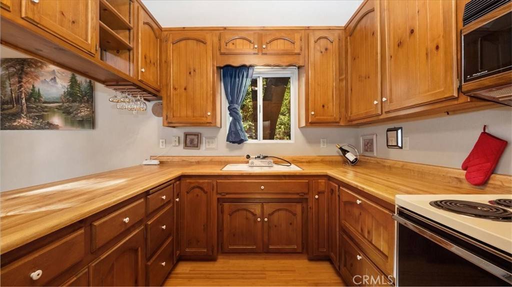 25172 Moon DR Crestline, CA 92325