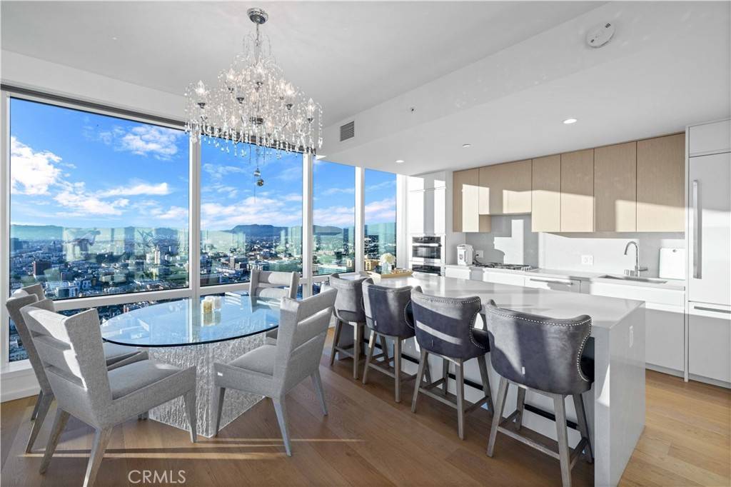 Los Angeles, CA 90017,877 Francisco St #4111