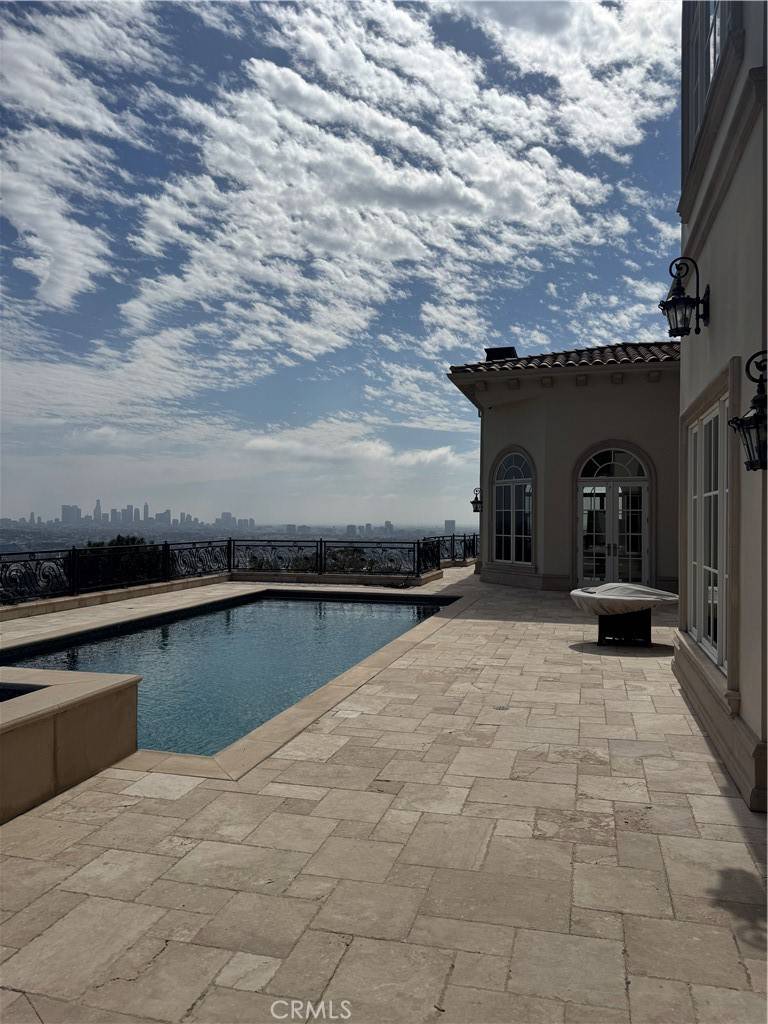 Los Angeles, CA 90068,2025 E Live Oak DR