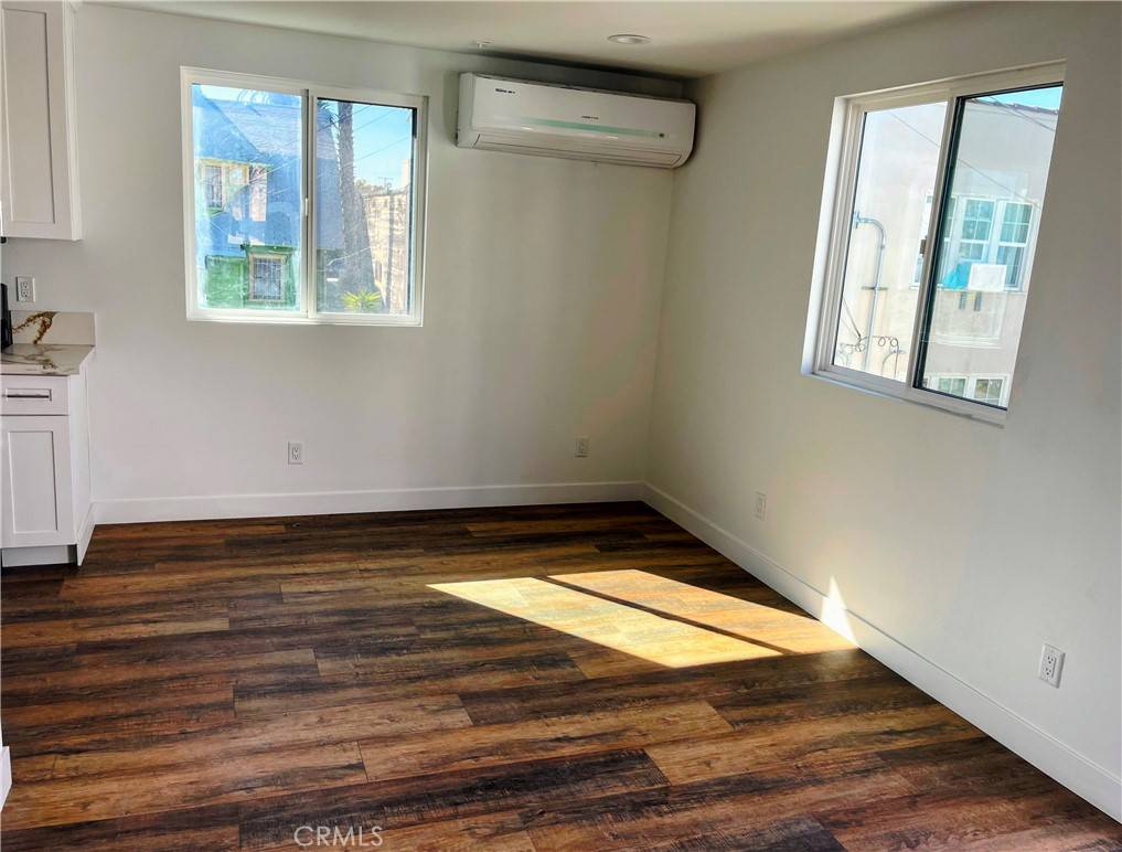 Los Angeles, CA 90019,1809 1/2 S Gramercy Place