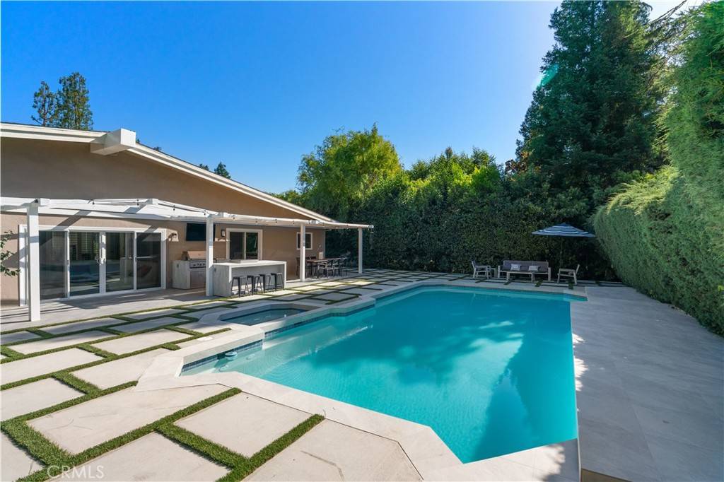 Woodland Hills, CA 91364,20351 Wells DR