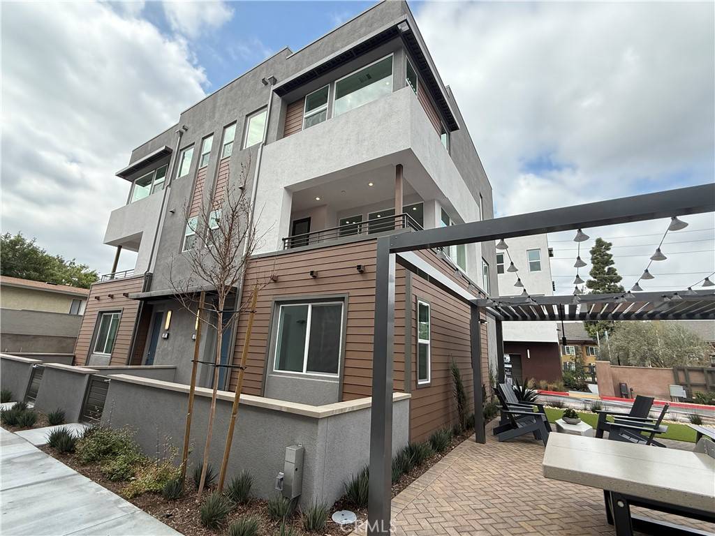 Santa Ana, CA 92705,693 S Lyon ST