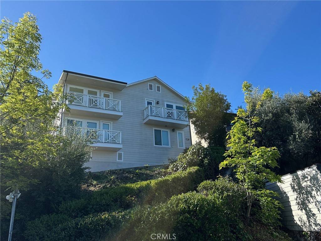 Los Angeles, CA 90068,3907 Fredonia DR