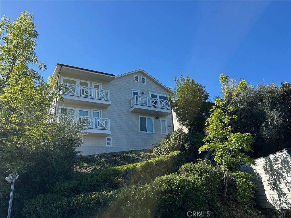 Los Angeles, CA 90068,3907 Fredonia DR