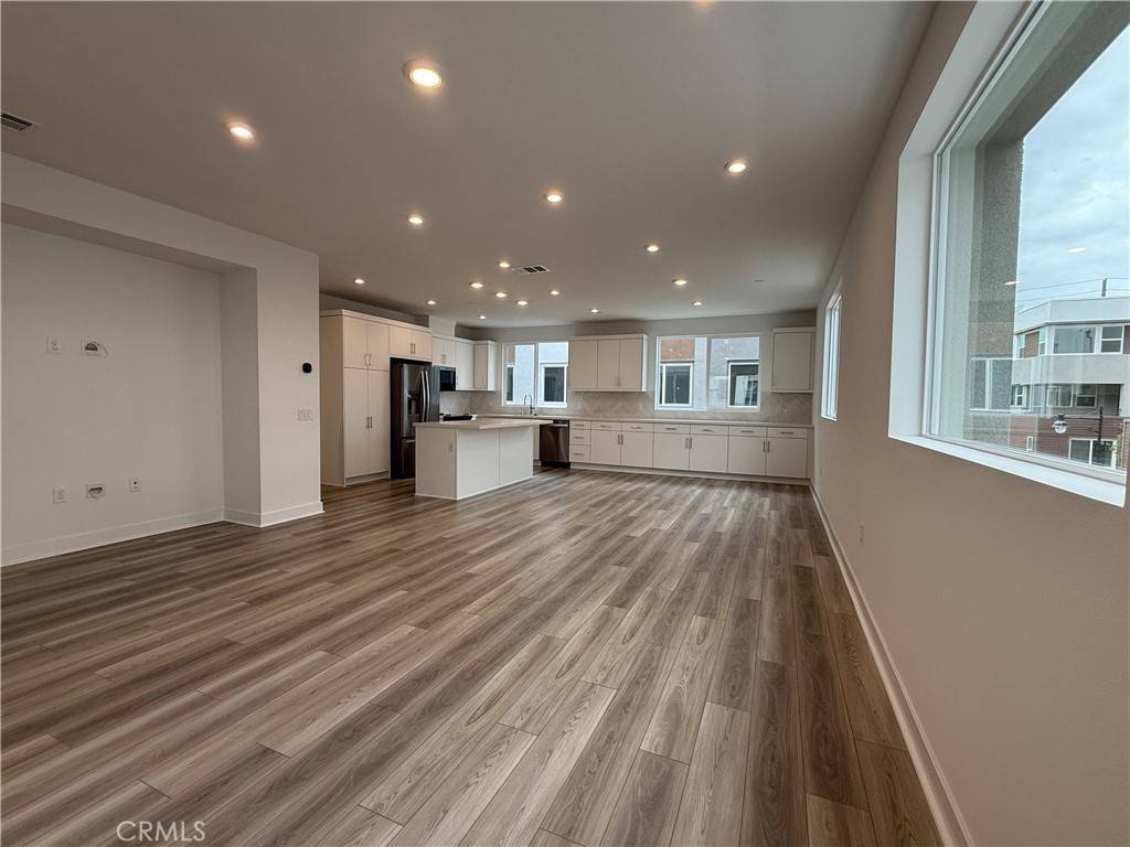 Santa Ana, CA 92705,677 S Lyon St