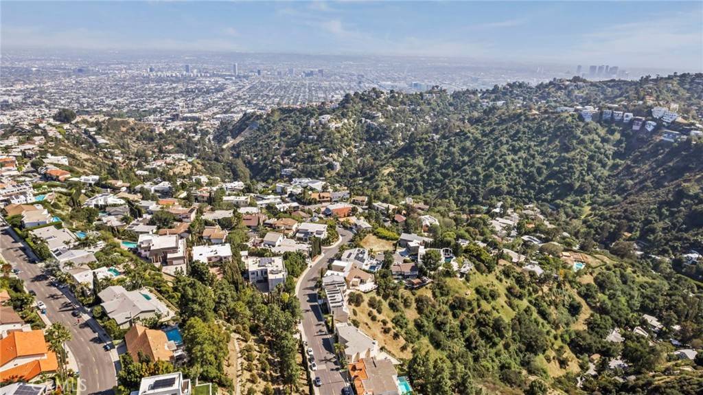 Los Angeles, CA 90046,2377 Mount Olympus DR